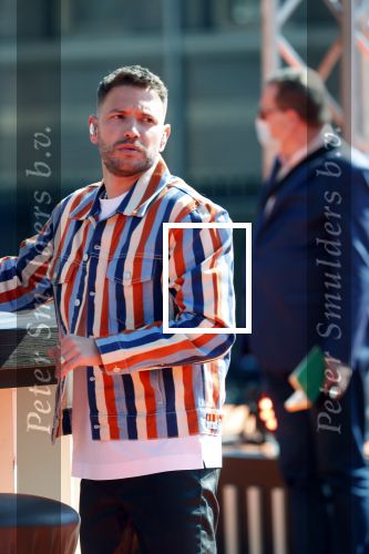 Den Haag 28 april 2021
Concert the streamers bij paleis Noordeinde. Koning Willem Alexander Koningin Maxima prinses Amalia Alexia Ariane zijn aanwezig . The streamers bestaan oa uit Guus Meeuwis Thomas Acda Paul deMunnik Roel v Velzen Raycoon Nick Schilder Simon Keizer Paul de Leeuw Davina Michelle Rolf Sanchez Maan Suzanne en Freek Armin v Buuren Danny Vera Sanne Hans (Miss Montreal) Duncan Laurence Frank Lammers Diggy Dex Kraantje Pappie