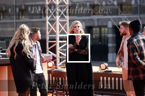 Den Haag 28 april 2021
Concert the streamers bij paleis Noordeinde. Koning Willem Alexander Koningin Maxima prinses Amalia Alexia Ariane zijn aanwezig . The streamers bestaan oa uit Guus Meeuwis Thomas Acda Paul deMunnik Roel v Velzen Raycoon Nick Schilder Simon Keizer Paul de Leeuw Davina Michelle Rolf Sanchez Maan Suzanne en Freek Armin v Buuren Danny Vera Sanne Hans (Miss Montreal) Duncan Laurence Frank Lammers Diggy Dex Kraantje Pappie