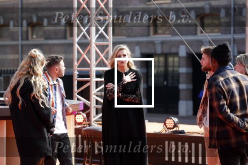Den Haag 28 april 2021
Concert the streamers bij paleis Noordeinde. Koning Willem Alexander Koningin Maxima prinses Amalia Alexia Ariane zijn aanwezig . The streamers bestaan oa uit Guus Meeuwis Thomas Acda Paul deMunnik Roel v Velzen Raycoon Nick Schilder Simon Keizer Paul de Leeuw Davina Michelle Rolf Sanchez Maan Suzanne en Freek Armin v Buuren Danny Vera Sanne Hans (Miss Montreal) Duncan Laurence Frank Lammers Diggy Dex Kraantje Pappie