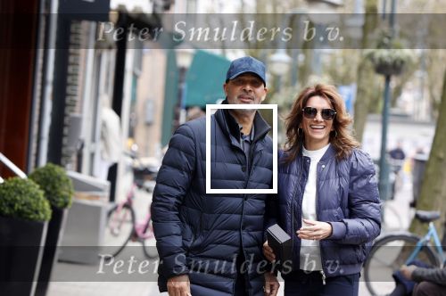 Amsterdam/ Amstelveen  10 april 2021
Ruud Gullit en zijn vriendin Karin de Rooij op de cornelis schuytstraat. Ze hebben samen een appartement in Amstelveen