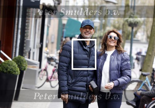 Amsterdam/ Amstelveen  10 april 2021
Ruud Gullit en zijn vriendin Karin de Rooij op de cornelis schuytstraat. Ze hebben samen een appartement in Amstelveen