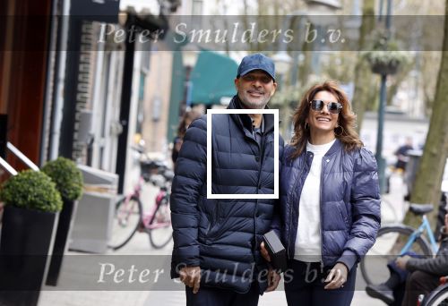 Amsterdam/ Amstelveen  10 april 2021
Ruud Gullit en zijn vriendin Karin de Rooij op de cornelis schuytstraat. Ze hebben samen een appartement in Amstelveen
