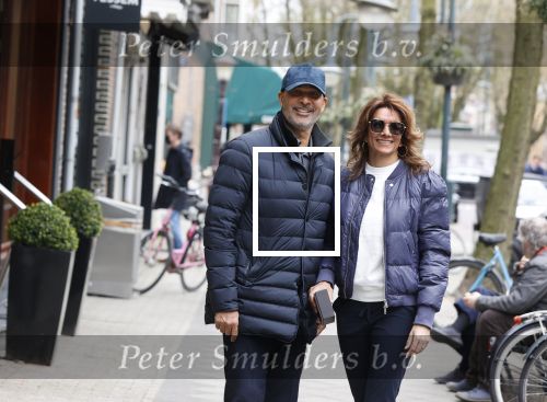 Amsterdam/ Amstelveen  10 april 2021
Ruud Gullit en zijn vriendin Karin de Rooij op de cornelis schuytstraat. Ze hebben samen een appartement in Amstelveen