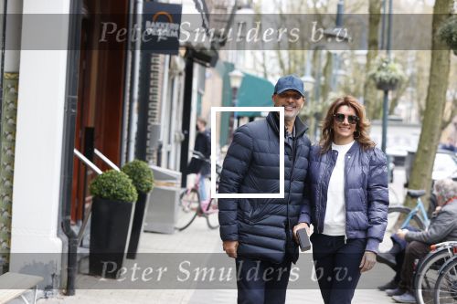 Amsterdam/ Amstelveen  10 april 2021
Ruud Gullit en zijn vriendin Karin de Rooij op de cornelis schuytstraat. Ze hebben samen een appartement in Amstelveen