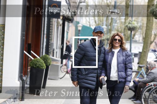 Amsterdam/ Amstelveen  10 april 2021
Ruud Gullit en zijn vriendin Karin de Rooij op de cornelis schuytstraat. Ze hebben samen een appartement in Amstelveen