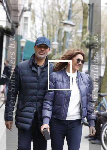 Amsterdam/ Amstelveen  10 april 2021
Ruud Gullit en zijn vriendin Karin de Rooij op de cornelis schuytstraat. Ze hebben samen een appartement in Amstelveen