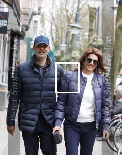 Amsterdam/ Amstelveen  10 april 2021
Ruud Gullit en zijn vriendin Karin de Rooij op de cornelis schuytstraat. Ze hebben samen een appartement in Amstelveen