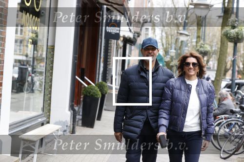 Amsterdam/ Amstelveen  10 april 2021
Ruud Gullit en zijn vriendin Karin de Rooij op de cornelis schuytstraat. Ze hebben samen een appartement in Amstelveen