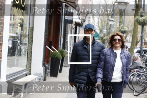 Amsterdam/ Amstelveen  10 april 2021
Ruud Gullit en zijn vriendin Karin de Rooij op de cornelis schuytstraat. Ze hebben samen een appartement in Amstelveen