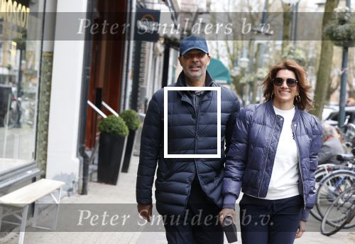 Amsterdam/ Amstelveen  10 april 2021
Ruud Gullit en zijn vriendin Karin de Rooij op de cornelis schuytstraat. Ze hebben samen een appartement in Amstelveen