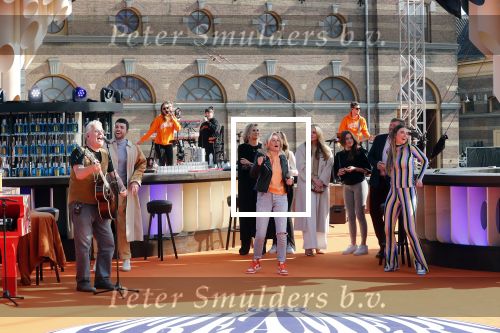 Den Haag 28 april 2021
Concert the streamers bij paleis Noordeinde. Koning Willem Alexander Koningin Maxima prinses Amalia Alexia Ariane zijn aanwezig . The streamers bestaan oa uit Guus Meeuwis Thomas Acda Paul deMunnik Roel v Velzen Raycoon Nick Schilder Simon Keizer Paul de Leeuw Davina Michelle Rolf Sanchez Maan Suzanne en Freek Armin v Buuren Danny Vera Sanne Hans (Miss Montreal) Duncan Laurence Frank Lammers Diggy Dex Kraantje Pappie