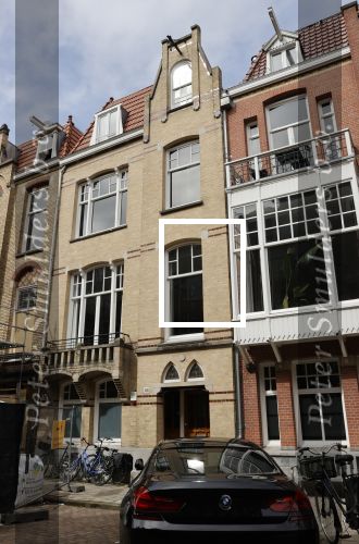 Amsterdam 7 april 2021
Simone Kleinsma doet boodschappen op de cornelis schuytstraat en gaat daarna naar de voetpedicure. Oude huis / appartement van Simone Kleinsma waar ze woonde met haar man Guus Verstraete