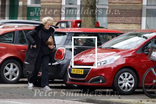 Amsterdam 7 april 2021
Simone Kleinsma doet boodschappen op de cornelis schuytstraat en gaat daarna naar de voetpedicure