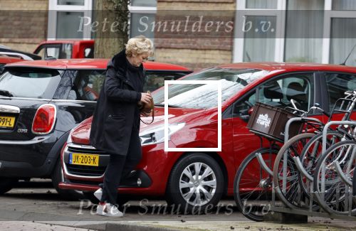 Amsterdam 7 april 2021
Simone Kleinsma doet boodschappen op de cornelis schuytstraat en gaat daarna naar de voetpedicure