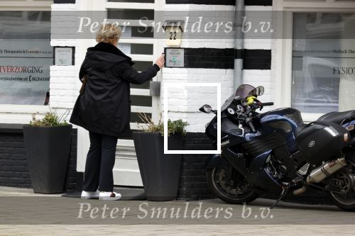 Amsterdam 7 april 2021
Simone Kleinsma doet boodschappen op de cornelis schuytstraat en gaat daarna naar de voetpedicure