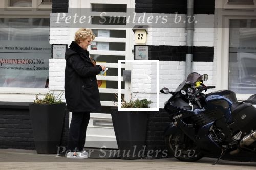 Amsterdam 7 april 2021
Simone Kleinsma doet boodschappen op de cornelis schuytstraat en gaat daarna naar de voetpedicure