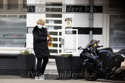 Amsterdam 7 april 2021
Simone Kleinsma doet boodschappen op de cornelis schuytstraat en gaat daarna naar de voetpedicure