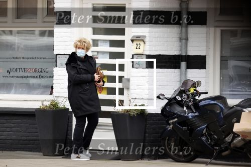 Amsterdam 7 april 2021
Simone Kleinsma doet boodschappen op de cornelis schuytstraat en gaat daarna naar de voetpedicure