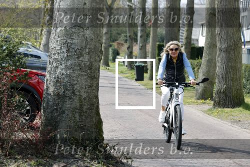 Bergen 19 april 2021
Sonja Bakker fietst op haar mountainbike naar huis