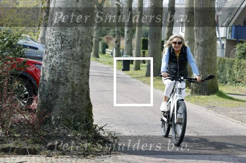 Bergen 19 april 2021
Sonja Bakker fietst op haar mountainbike naar huis