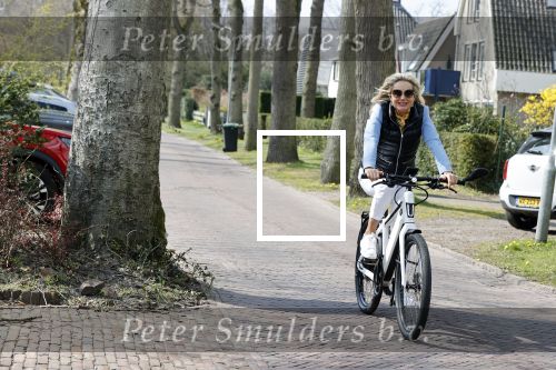 Bergen 19 april 2021
Sonja Bakker fietst op haar mountainbike naar huis