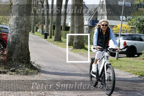 Bergen 19 april 2021
Sonja Bakker fietst op haar mountainbike naar huis