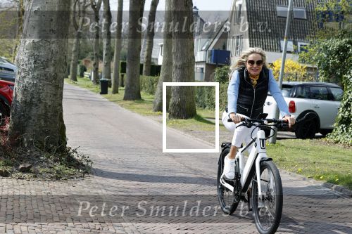 Bergen 19 april 2021
Sonja Bakker fietst op haar mountainbike naar huis