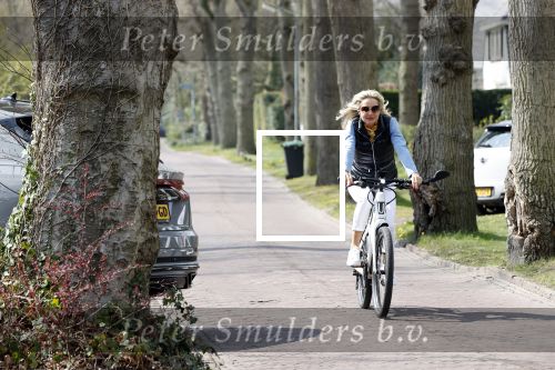 Bergen 19 april 2021
Sonja Bakker fietst op haar mountainbike naar huis