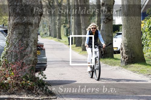Bergen 19 april 2021
Sonja Bakker fietst op haar mountainbike naar huis