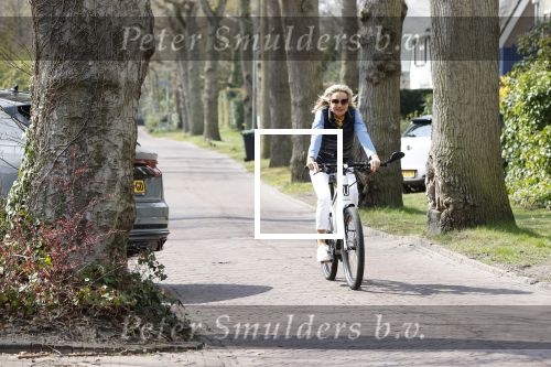 Bergen 19 april 2021
Sonja Bakker fietst op haar mountainbike naar huis