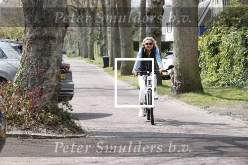 Bergen 19 april 2021
Sonja Bakker fietst op haar mountainbike naar huis