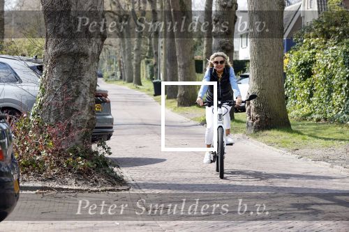 Bergen 19 april 2021
Sonja Bakker fietst op haar mountainbike naar huis