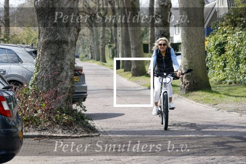 Bergen 19 april 2021
Sonja Bakker fietst op haar mountainbike naar huis