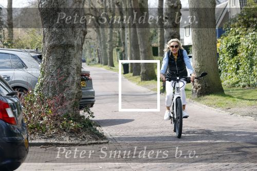 Bergen 19 april 2021
Sonja Bakker fietst op haar mountainbike naar huis