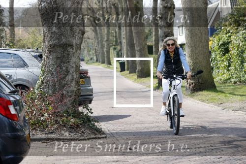 Bergen 19 april 2021
Sonja Bakker fietst op haar mountainbike naar huis