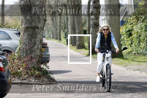Bergen 19 april 2021
Sonja Bakker fietst op haar mountainbike naar huis