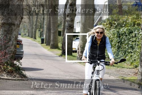 Bergen 19 april 2021
Sonja Bakker fietst op haar mountainbike naar huis