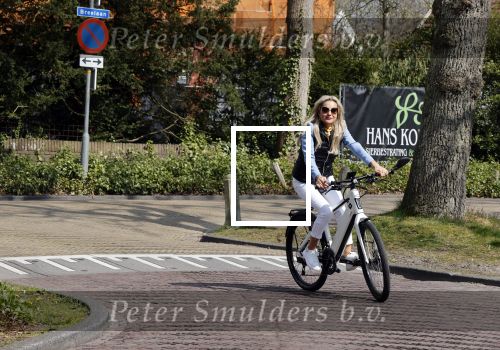 Bergen 19 april 2021
Sonja Bakker fietst op haar mountainbike naar huis
