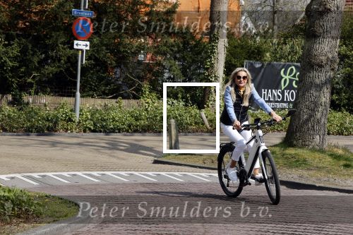 Bergen 19 april 2021
Sonja Bakker fietst op haar mountainbike naar huis