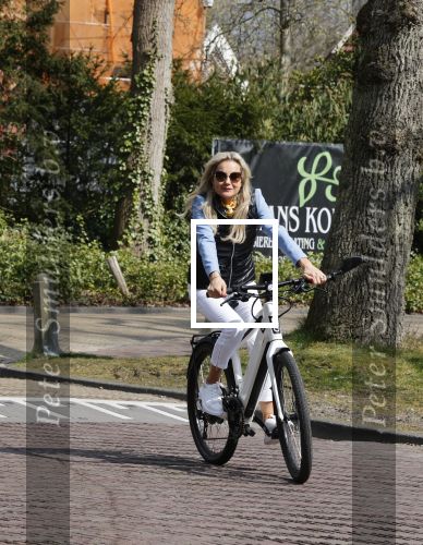 Bergen 19 april 2021
Sonja Bakker fietst op haar mountainbike naar huis