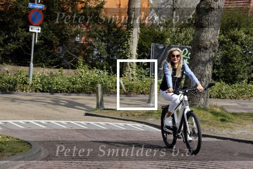 Bergen 19 april 2021
Sonja Bakker fietst op haar mountainbike naar huis