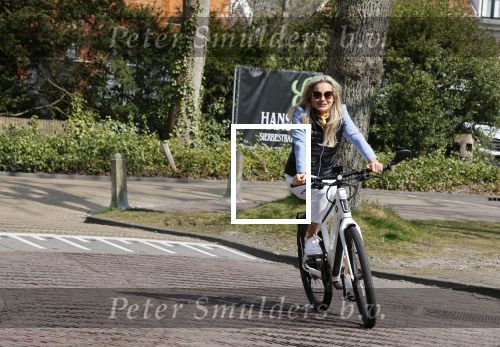 Bergen 19 april 2021
Sonja Bakker fietst op haar mountainbike naar huis