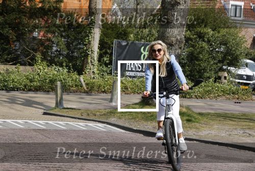 Bergen 19 april 2021
Sonja Bakker fietst op haar mountainbike naar huis
