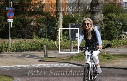 Bergen 19 april 2021
Sonja Bakker fietst op haar mountainbike naar huis