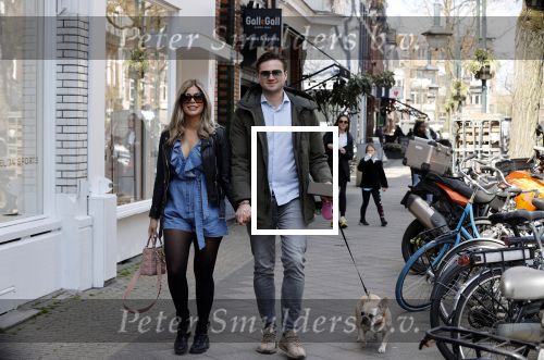 Amsterdam 17 april 2021
Stephanie Tency en haar vriend Mark op straat in Amsterdam zuid.