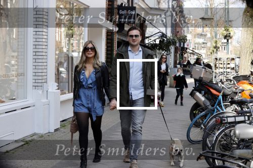 Amsterdam 17 april 2021
Stephanie Tency en haar vriend Mark op straat in Amsterdam zuid.