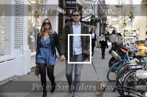 Amsterdam 17 april 2021
Stephanie Tency en haar vriend Mark op straat in Amsterdam zuid.