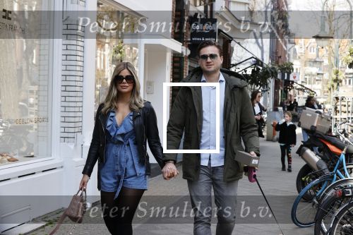Amsterdam 17 april 2021
Stephanie Tency en haar vriend Mark op straat in Amsterdam zuid.