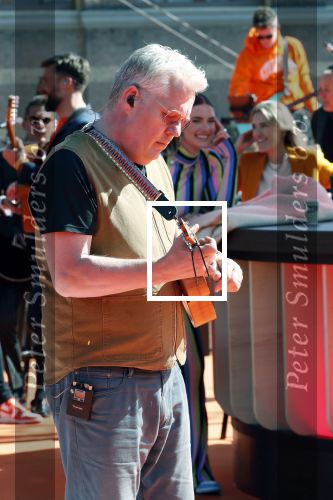 Den Haag 28 april 2021
Concert the streamers bij paleis Noordeinde. Koning Willem Alexander Koningin Maxima prinses Amalia Alexia Ariane zijn aanwezig . The streamers bestaan oa uit Guus Meeuwis Thomas Acda Paul deMunnik Roel v Velzen Raycoon Nick Schilder Simon Keizer Paul de Leeuw Davina Michelle Rolf Sanchez Maan Suzanne en Freek Armin v Buuren Danny Vera Sanne Hans (Miss Montreal) Duncan Laurence Frank Lammers Diggy Dex Kraantje Pappie