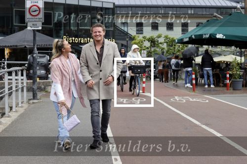 Amsterdam 15 mei 2021
Thomas Berge met zijn nieuwe vriendin Elianne Zweipfenning in het centrum van Amsterdam.